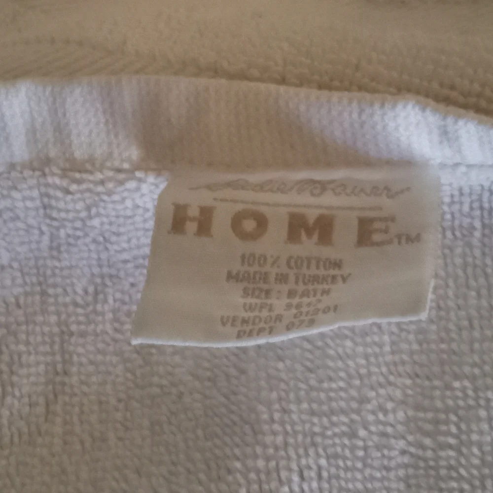 Eddie Bauer Home Plush Cream Giant Bath Towel. Size: 27